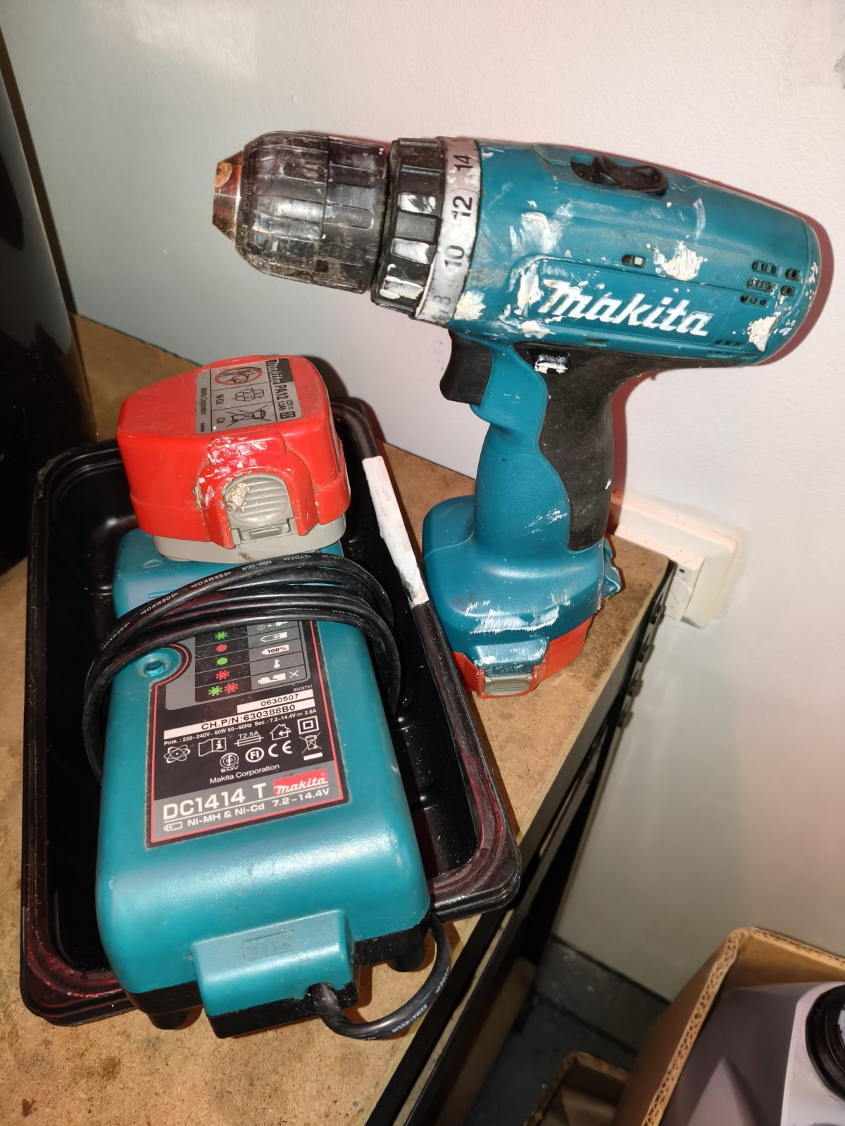 12v akkuväännin 2 kpl akuilla ja laturilla Makita
