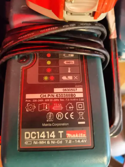 12v akkuväännin 2 kpl akuilla ja laturilla Makita - 2